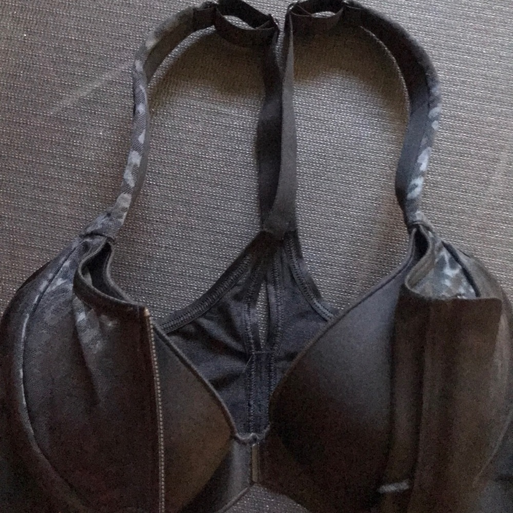 VS Knockout Front Close Sports Bra 34D all black